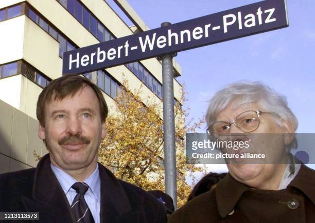 Hamburgs Bürgermeister Ortwin Runde und die Witwe des verstorbenen früheren SPD-Fraktionsvorsitzenden Herbert Wehner, Greta, nehmen am an einer...