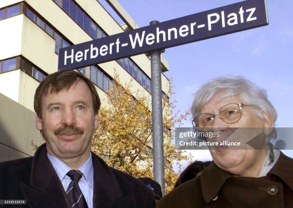 Herbert-Wehner-Platz in Hamburg - Greta Wehner bei Feierstunde