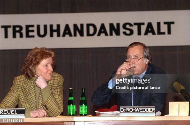 Der Vorsitzende der Berliner Treuhandanstalt, Detlev Carsten Rohwedder, und Birgit Breuel, Mitglied im Vorstand der Treuhand, informieren am 28....