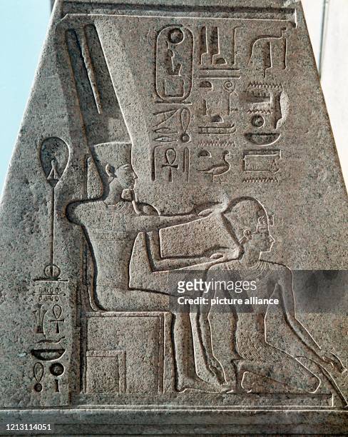 Der Obelisk aus Rosengranit zeigt die Königin Hatschepsut mit dem Gott Amon.
