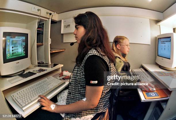 Die zwölfjährige Ümran und die zehnjärige Laura spielen am 8.10.1999 in einem zum Internetcafe umgebauten Lastkraftwagen in Bremen am Computer. Die...