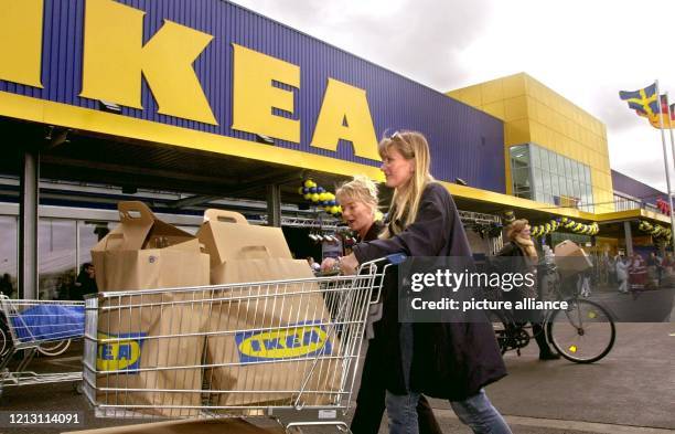 Mit vollem Einkaufswagen verlassen Frauen am 2.3.2000 das gerade eröffnete Ikea-Einrichtungshaus in Brinkum bei Bremen. Mit einem Investitionsvolumen...