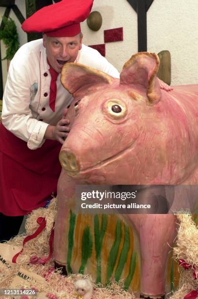 Konditormeister Burkhard Leu präsentiert am 9.11.2000 in Lübeck sein Marzipanschwein, das er in 200 Arbeitsstunden geschaffen hat. Das Gewicht der...