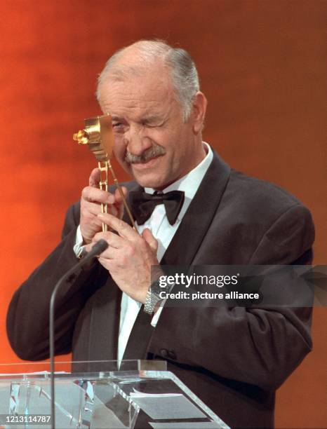 Der Schauspieler Armin Mueller-Stahl linst am 17.2.1993 durch die "Goldene Kamera", die ihm in Berlin verliehen wurde. Der gebürtige Tilsiter begann...