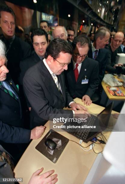 Unbeeindruckt von der Betriebsamkeit um ihn herum testet Bundeskanzler Gerhard Schröder am 24.2.2000 in Hannover bei seinem Eröffnungsrundgang auf...