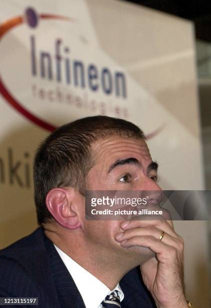 Der Vorstandsvorsitzende der Infineon Technologies AG, Ulrich Schumacher, sitzt am 7.11.2000 bei der Jahrespressekonferenz des Unternehmens in...