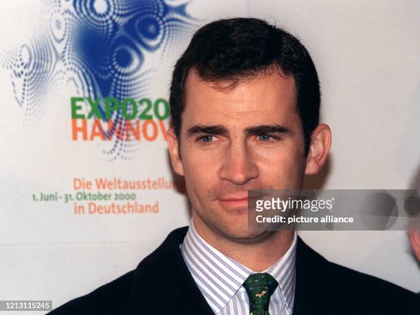 Kronprinz Felipe von Spanien steht am 24.2.2000 in Hannover vor einem Schild der Expo 2000. Der 32-jährige Thronfolger machte sich auf dem Gelände...
