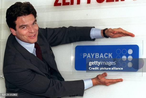Der Geschäftsführer von Loyalty Partner, Alexander Rittweger, stellt am 23.2.2000 in Frankfurt das Logo für die geplante Rabatt-Karte "Payback" vor....