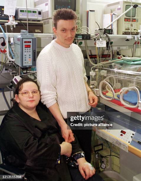 Renata und Jürgen Stragand sitzen am 23.2.2000 in der Heidelberger Frauenklinik neben dem Brutkasten, in dem ihr Sohn Kevin liegt. Kevin war am 22....