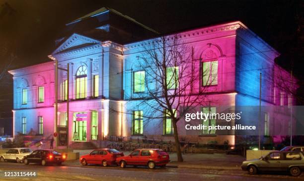 In buntes Licht getaucht präsentiert sich die Bremer Kunsthalle am . Acht computergesteuerte Scheinwerfer lassen das Gebäude in ständig neuen...