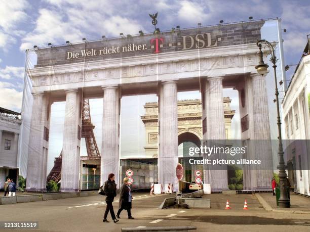 Als stünde das Brandenburger Tor in Paris: Durch die Säulen des Tors erblickt man den Eiffelturm und den Arc de Triomphe . Für die optische Täuschung...