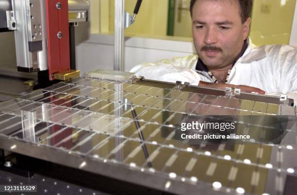 Der wissenschaftliche Mitarbeiter der Firma GeneScan Europe AG Bernd Gassmann überprüft am im Printlabor das Bedrucken von Glas-Chips mit DNA-Proben....