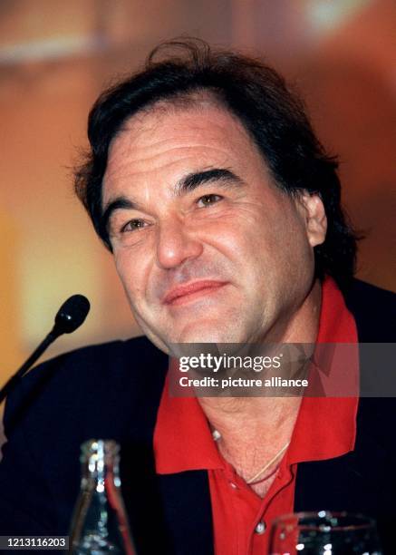 Der amerikanische Regisseur Oliver Stone stellt am 19.2.2000 in Berlin seinen Spielfilm "Any Given Sunday" vor. Der Film erhielt auf der Berlinale...