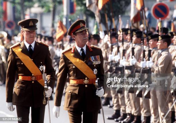 Großherzog Jean von Luxemburg und sein Sohn Henri Henri schreiten am 23.6.1983 in Luxemburg die Ehrenformation ab. Der Großherzog, einer der...