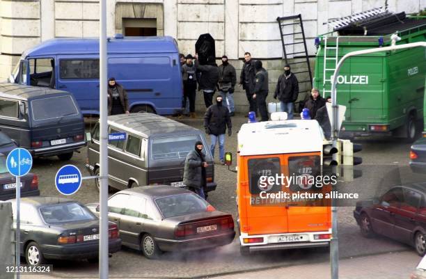 Mit Wollmützen vermummte SEK-Beamte dirigieren am vor dem Gebäude der Landeszentralbank in Aachen einen Rettungwagen zum Eingang einer...
