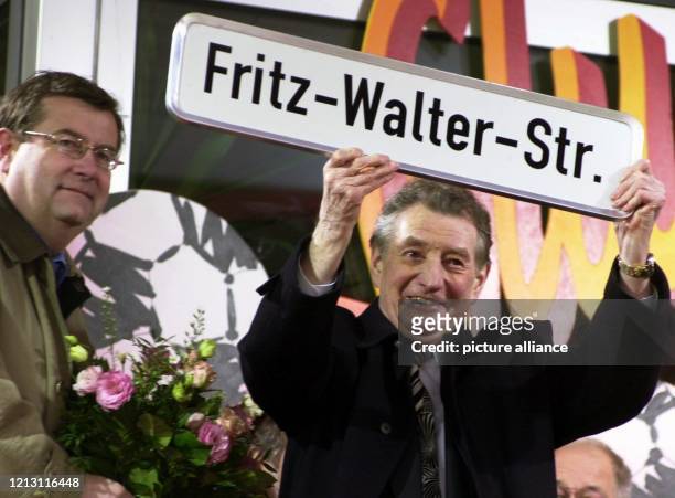 Der 61-fache Nationalspieler, Weltmeister von 1954 und Ehren- Spielführer der deutschen Nationalelf, Fritz Walter , hält am neben dem Kaiserslautener...