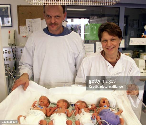 Die stolzen Eltern Heidi-Kramer Baumann und Wolfgang Baumann stehen am im Kinderkrankenhaus von Villingen-Schwenningen hinter ihren neugeborenen...