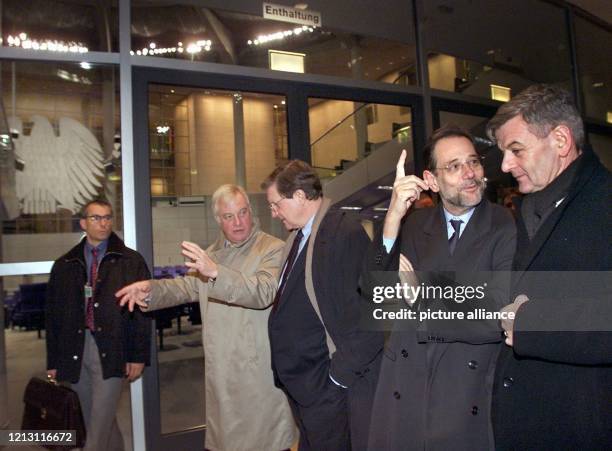 Bundesaußenminister Joschka Fischer besichtigt am im Berliner Reichstagsgebäude zusammen mit seinen Amtskollegen Thomas Pickering und Lloyd Axworthy...