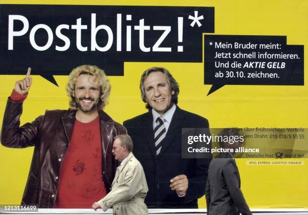 Auf einem Plakat werben die Brüder Thomas und Christoph Gottschalk für die "Aktie Gelb" der Deutschen Post AG . Die Preisspanne für die Aktie, die...