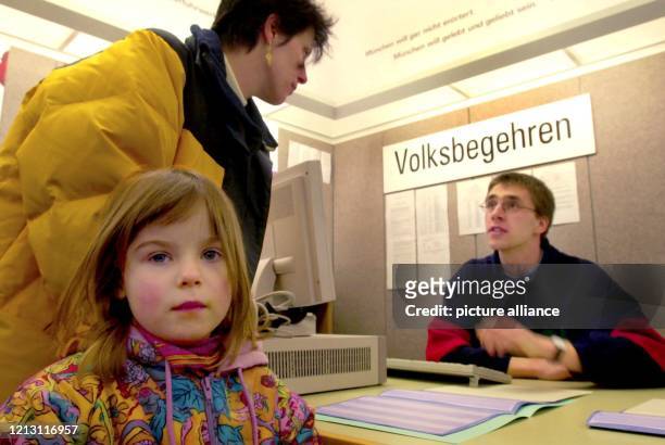 Die fünfjährige Carmen begleitet am 15.2.2000 ihre Mutter ins Münchner Rathaus zum Eintrag für das Volksbegehren "Die bessere Schulreform". Das...