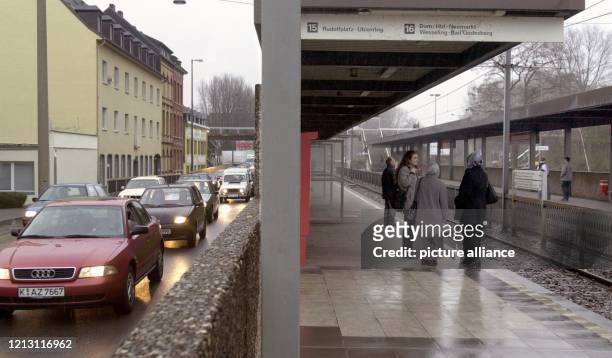 Nur wenige Fahrgäste der Kölner Verkehrsbetriebe warten am 15.2.2000 an der Haltestelle Zoo auf die Straßenbahn, während der Autoverkehr sich in...