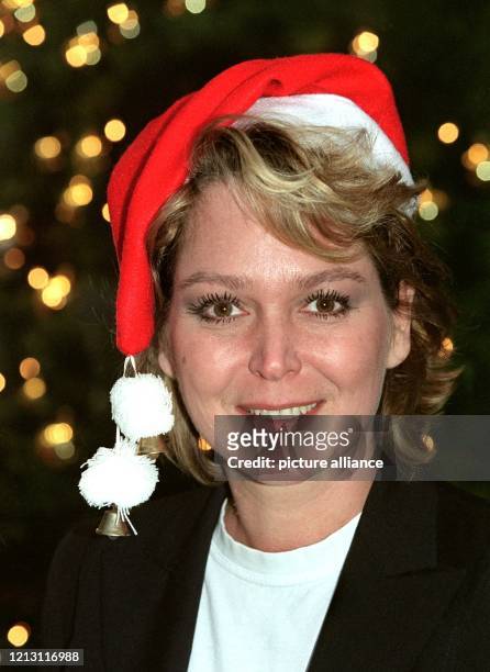 Die Fernseh-Moderatorin Ramona Leiß posiert am in einer Münchner Discothek mit einer knallroten Weihnachtsmann- Zipfelmütze. Leiß hatte die...