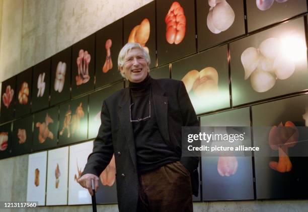 Der elsässische Künstler Tomi Ungerer steht am im Erotic Art Museum in Hamburg vor einer Wand mit seinen Werken. Mit den erotischen Collagenmacht der...