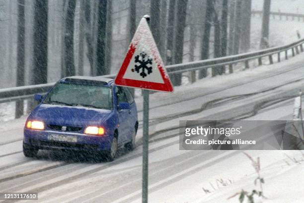 Ein Kraftfahrzeug kommt am auf einer schneeglatten Straße im Taunus ins Rutschen. Mit nasskalten Tagen und frostigen Nächten macht es sich der Winter...