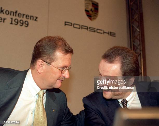 Wendelin Wiedeking , der Vorstandsvorsitzende des Stuttgarter Sportwagenherstellers Porsche, unterhält sich am 8.12.1999 in Stuttgart bei der...