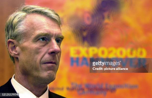 Der Projektleiter der Versteigerung des Inventars der Weltausstellung Expo 2000, Cees van den Brink, steht am in Hannover neben dem Expo-Logo. Der...
