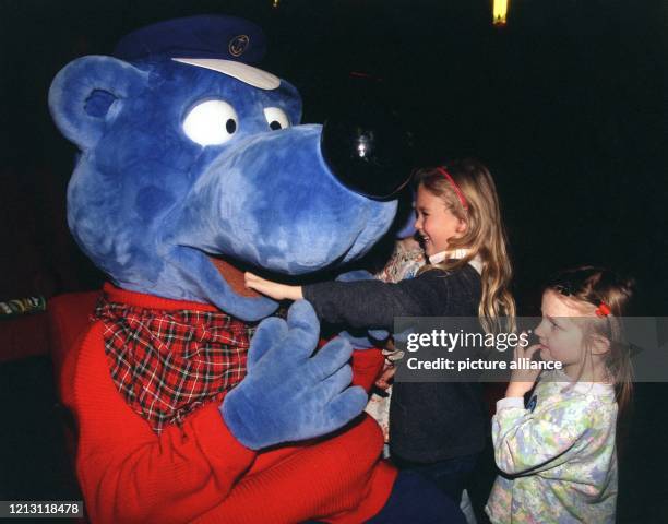 Mutig legt ein kleines Mädchen dem großen blauen Bär die Hand ins Maul: Bei der Premierefeier am in Mülheim zeigte sich Comic-Held Käpt'n Blaubär von...