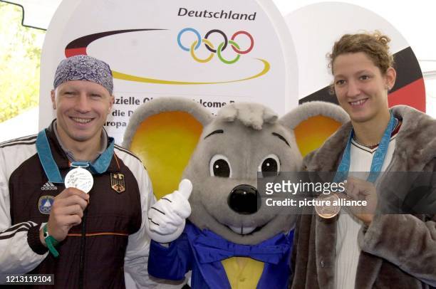 Die beiden Medaillengewinner bei den Olympischen Spielen von Sydney, Stephan Vuckovic und Antje Buschschulte , posieren am bei der "Olympia...