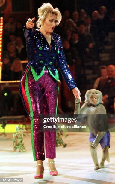 Hand in Hand mit einem Affen geht Ulknudel Gaby Köster am 4.12.1999 bei der Benefizgala " Stars in der Manege" im Münchner Circus Krone. Der Erlös...