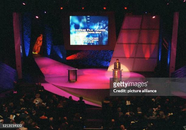 Im Berliner Schiller-Theater werden am 4.12.1999 die Europäischen Filmpreise verliehen. Die Auszeichnungen werden von der Europäischen Filmakademie...