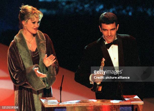 Ein "Hauch von Hollywood" am 4.12.1999 bei der Verleihung der Europäischen Filmpreise in Berlin: Schauspielerin Melanie Griffith applaudiert ihrem...