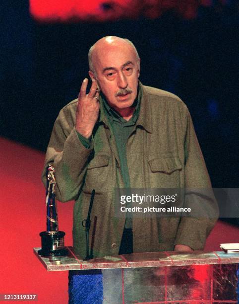 Der georgische Regisseur Otar Iosseliani bedankt sich am 4.12.1999 in Berlin für den Europäischen Preis der Filmkritik , der ihm für den Film "Adieu,...