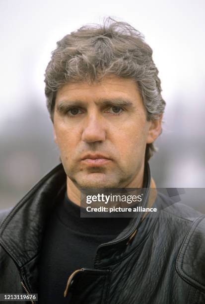 Jörg Berger, Trainer des Bundesligisten Eintracht Frankfurt, im Januar 1989. Der DDR-Auswahltrainer und spätere Bundesliga-Coach wurde am geboren und...