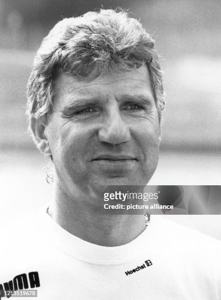 Jörg Berger, Trainer des Bundesligisten Eintracht Frankfurt, am im Waldstadion. Der DDR-Auswahltrainer und spätere Bundesliga-Coach wurde am geboren...