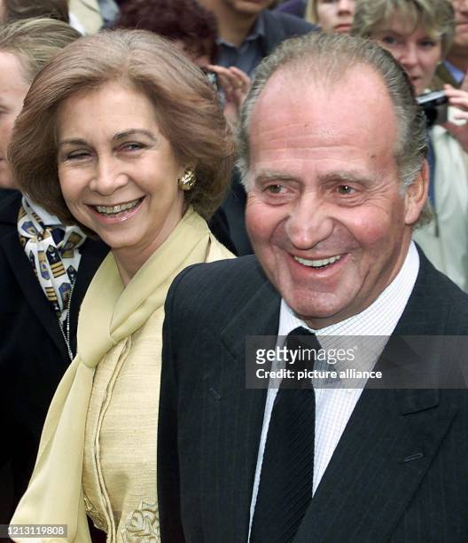 Der spanische König Juan Carlos und seine Frau, Königin Sofia, bahnen sich am bei ihrem Aufenthalt auf dem Gelände der Weltausstellung Expo 2000 in...