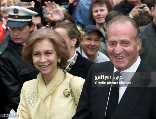 Der spanische König Juan Carlos und seine Frau, Königin Sofia, bahnen sich am bei ihrem Aufenthalt auf dem Gelände der Weltausstellung Expo 2000 in...