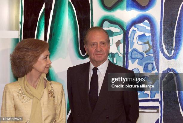 Der spanische König Juan Carlos und seine Frau, Königin Sofia, stehen am bei ihrem Aufenthalt auf der Weltausstellung Expo 2000 in Hannover vor einem...