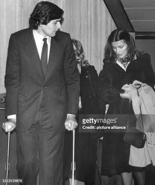 Auf Krücken kommt Richard Oetker in Begleitung seiner Ehefrau Marion am 19.5.1980 zur Verhandlung im München Landgericht. Der Entführungsfall Oetker,...