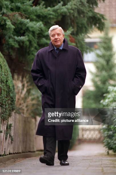 Der langjährige CDU-Finanzberater Horst Weyrauch am 4.2.2000 vor seinem Haus in Frankfurt am Main. Weyrauch will sich auch nach der Pressekonferenz...