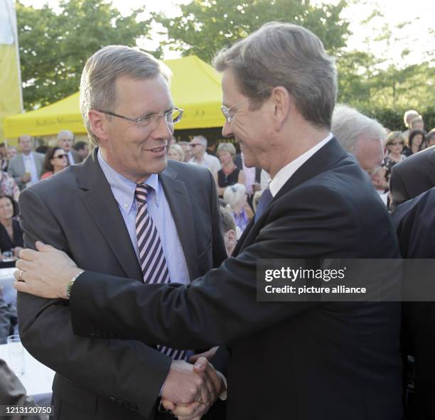 Bundesaußenminister Guido Westerwelle und der Präsidentschaftskandidat von CDU und FPD, Niedersachsen Ministerpräsident Christian Wulff , nehmen am...