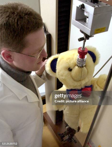 Rolf Ohlsen von der Landesgewerbeanstalt Nürnberg prüft am 28.1.2000 mit einer Art "Streckbank", ob die Nase des Teddys fest sitzt. Mit einer Kraft...