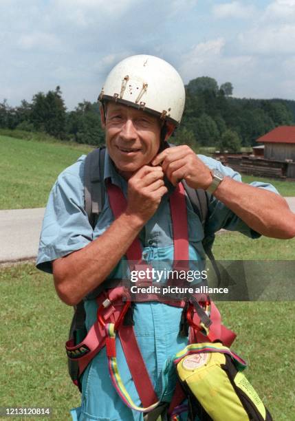 Der CDU-Politiker Heiner Geißler nach einem Gleitschirmflug am 13.8.1991 bei Ruhpolding. Geißler war im Oktober 1992 mit seinem Gleitschirm in...