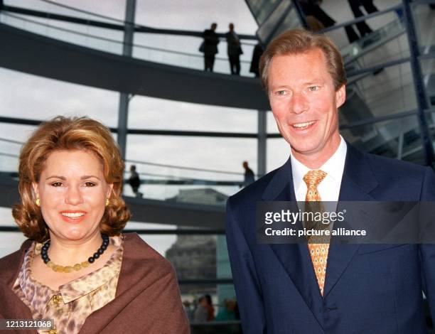 Großherzog Henri von Luxemburg steht am während der Besichtigung des Berliner Reichstags neben seiner Ehefrau Großherzogin Maria Teresa. Henri, der...