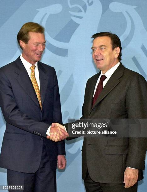 Großherzog Henri von Luxemburg wird am im Berliner Kanzleramt bei seinem offiziellen Antrittsbesuch von Bundeskanzler Gerhard Schröder begrüßt. Henri...