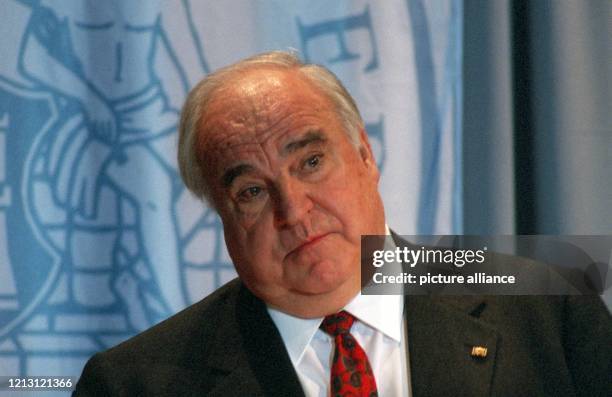 Der in die CDU-Finanzaffäre verwickelte Alt-Bundeskanzler Helmut Kohl hält am 19.1.2000 bei einer Festveranstaltung zur Gründung der Handelskammer...