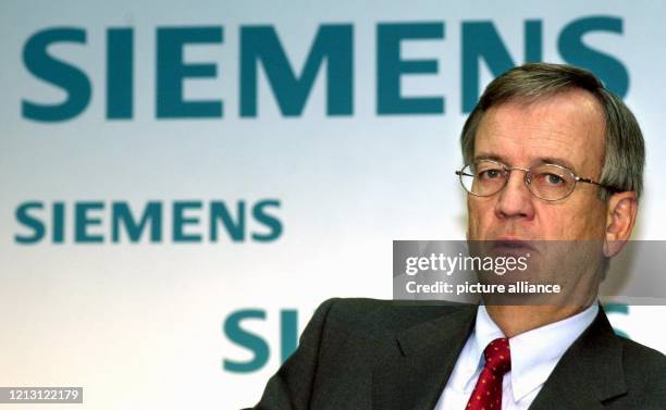 Der Vorstandsvorsitzende der Siemens AG, Heinrich von Pierer, sitzt am auf einer Pressekonferenz in München unter dem Schriftzug des Unternehmens....